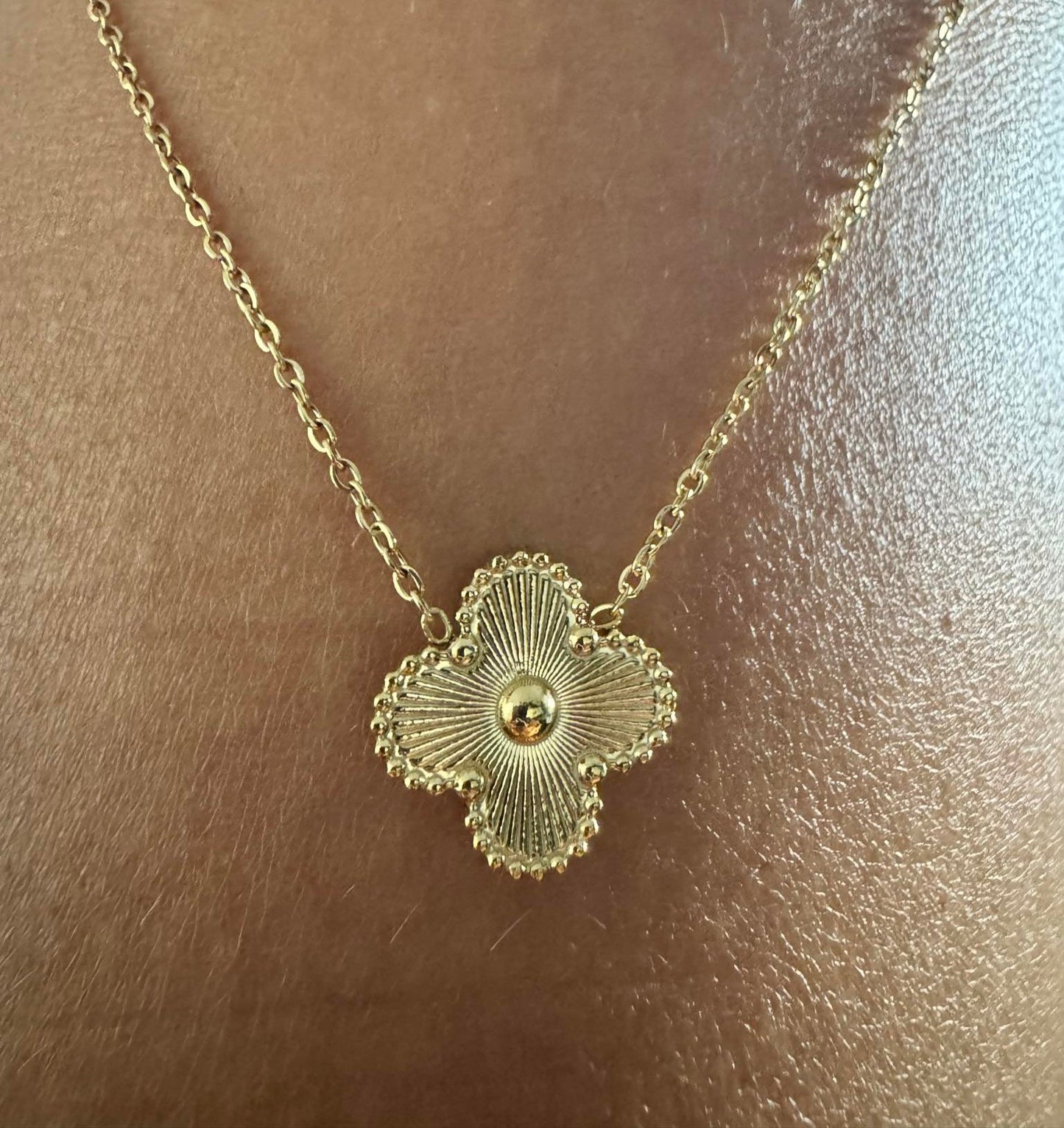 Elegant Single Clover Necklace - 18k Gold Plated Stainless Steel